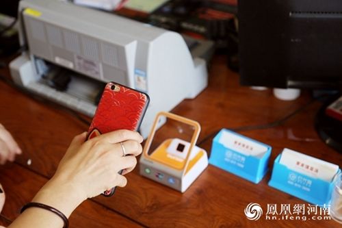 顾客正在使用扫码盒子移动支付